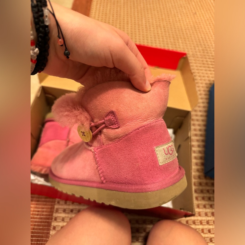 Pink Uggs size 5